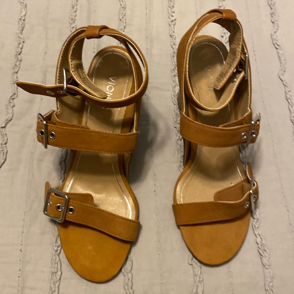 New without box Vionic sandals